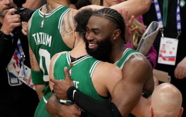 开云注册入口-争议!怀特绝杀超时?名记晒图:裁判多给绿军0.2秒