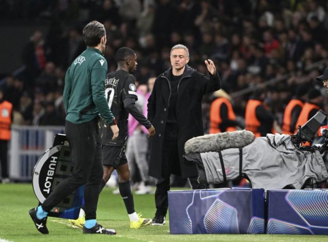 疑似受伤，登贝莱带着痛苦的表情被换下场